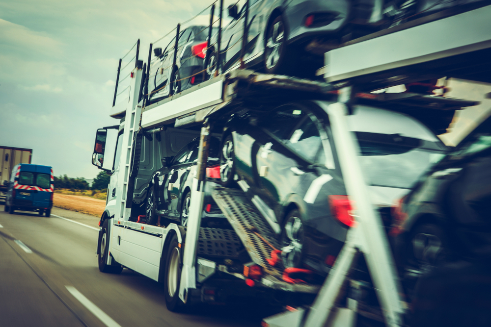 Professional car transport solutions in Fort Lauderdale loading a vehicle onto an auto transport trailer