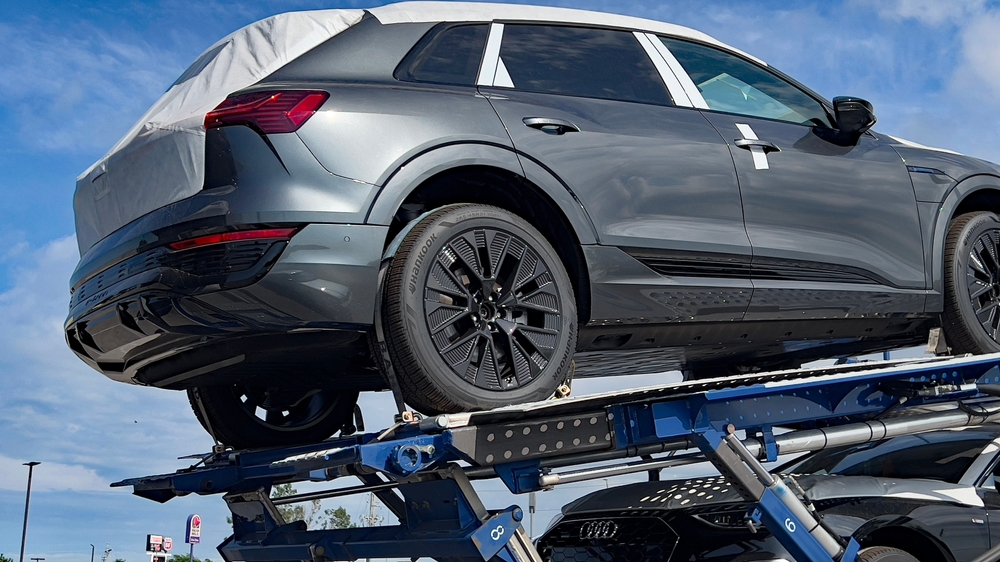 Open vs enclosed vehicle shipping carriers transporting vehicles for long-distance auto transport